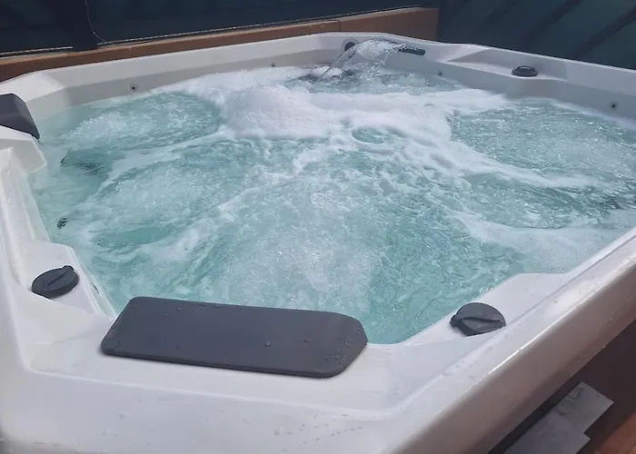 بيت للعطل Villadunas - With Luxury Hot Tub And Tiki Roof Bar *